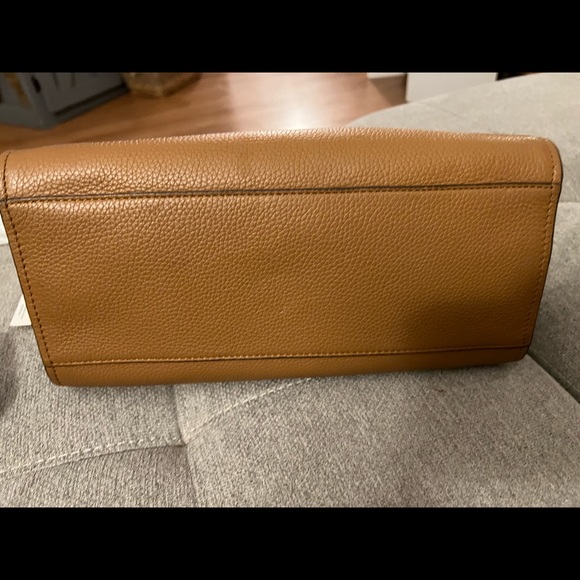 Tory Burch Britten Slouchy Bag - Picture 5 of 9